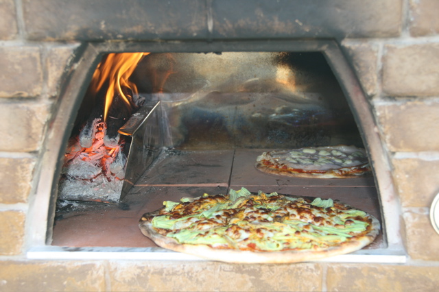 in weniger als 1 Minute ist eine Pizza fertig im Holzbackofen Maximus
