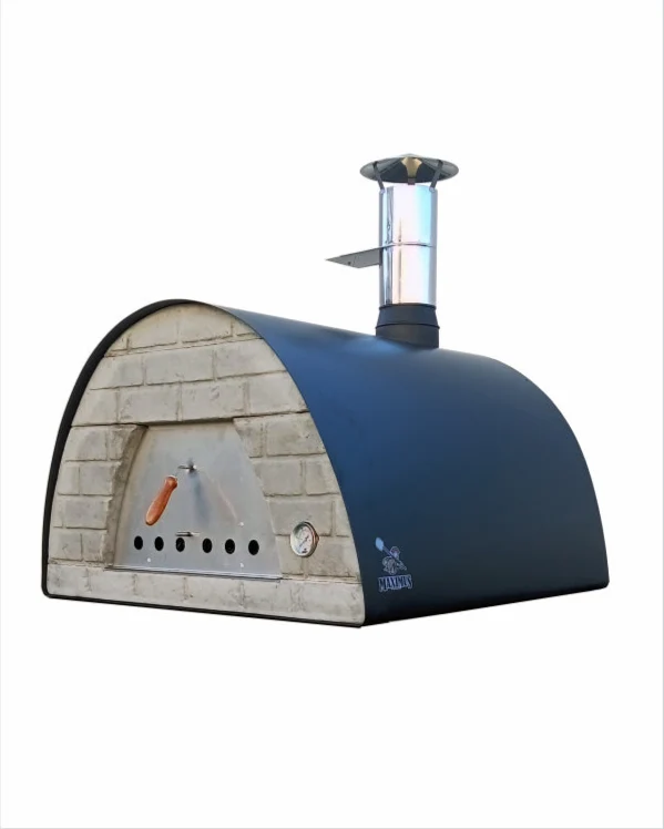Mobiler Maximus Prime Holzbackofen in Schwarz mit sichtbarer rechter Seitenfläche, feuerfester Front, Ofentür und Kamin.