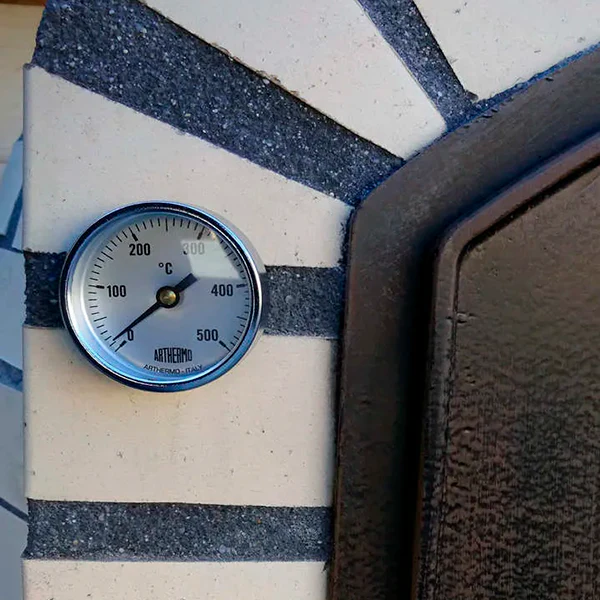 Thermometer am Holzbackofen Terminillo AL 110 mit Temperaturskala bis 500 °C