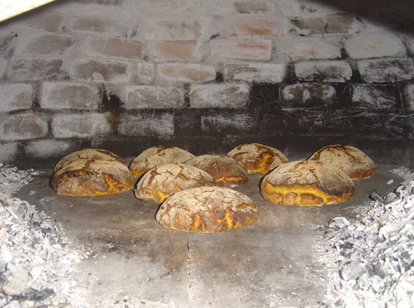 Brot im holzbefeuerter Steinbackofen Lissabon
