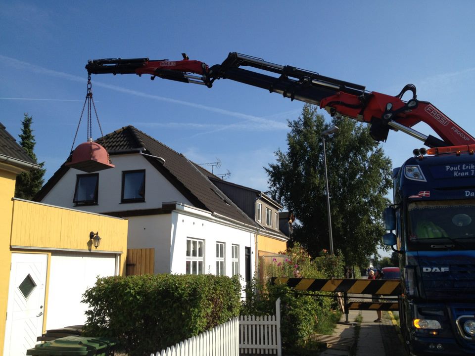 Einbringung des Holzbackofens mit Kran