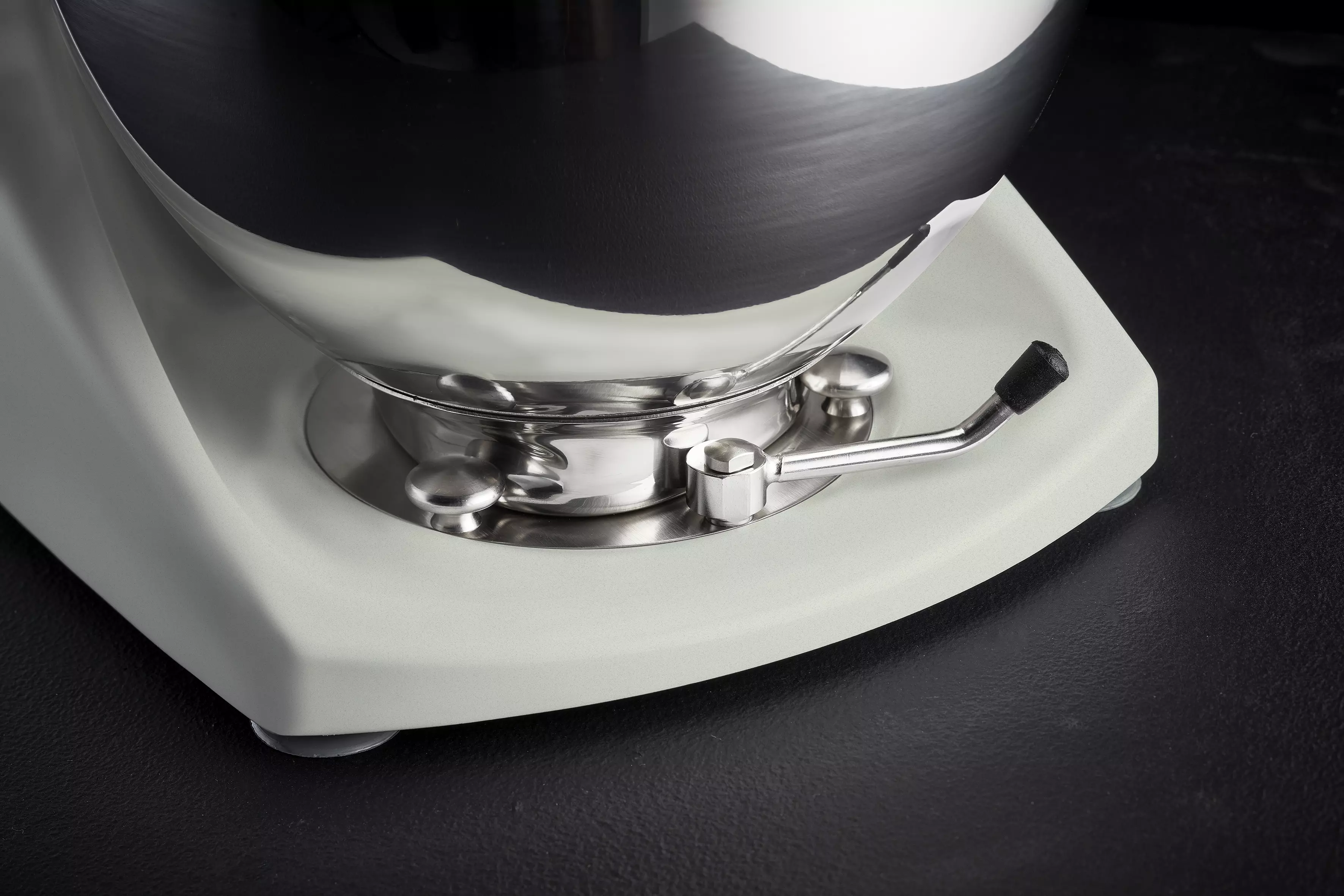 Witt_varimixer-teddy-hero_dark-closeup-bowl_fixation-Stone