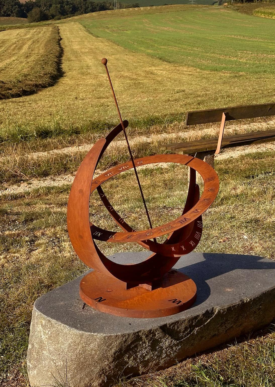 Sonnenuhr Schönblick aus Edelrost als dekoratives Gartenaccessoire im Außenbereich