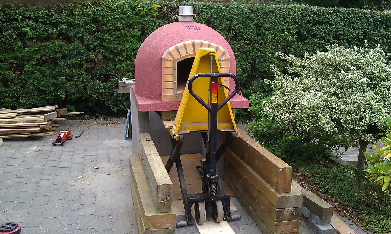 Einbringung des Holzbackofens mit Hubwagen