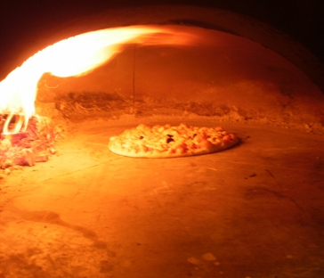 leckere Pizza im Steinbackofen Buenaventura