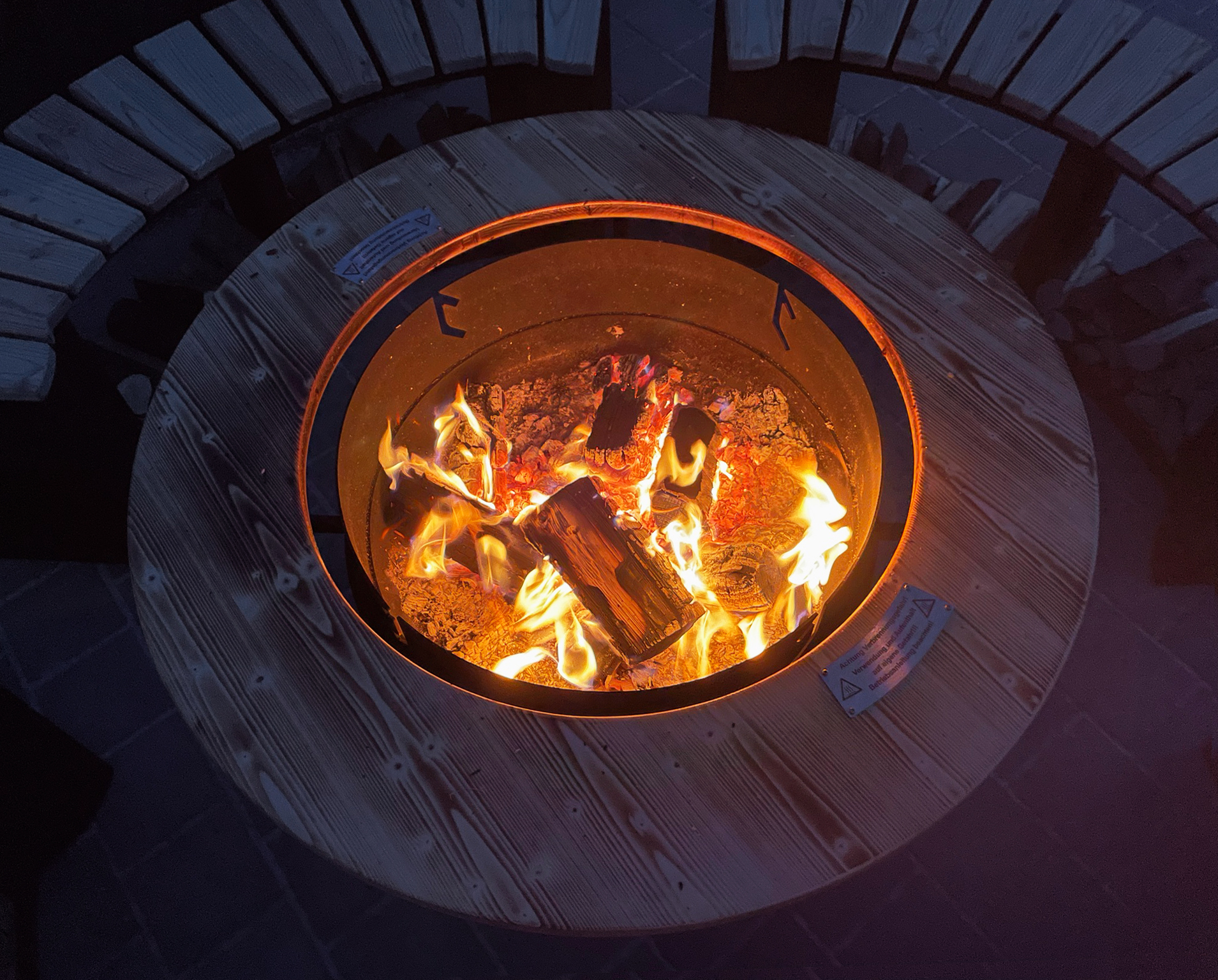 Grill-Feuerstelle Freiburg aus Edelrost mit Blick in die brennende Feuerschale