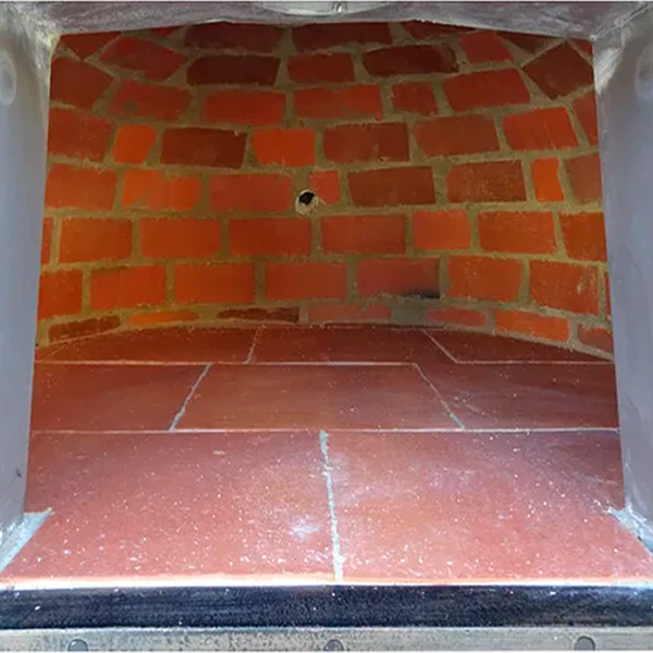 Innenraum des Holzbackofens Firenze AL mit Backfläche und gemauerter Kuppel