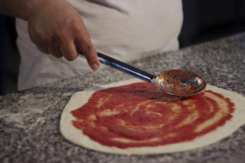 Soßenlöffel zum Verteilen von Pizzasoße