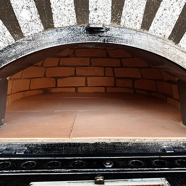 Holzbackofen Palermo 100 cm mit geöffneter Alugußtür und sichtbarem Backraum