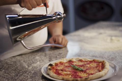 Ölkännchen aus Edelstahl mit langem dünnen Ausguss zur gleichmäßigen Verteilung des Öls auf der Pizza