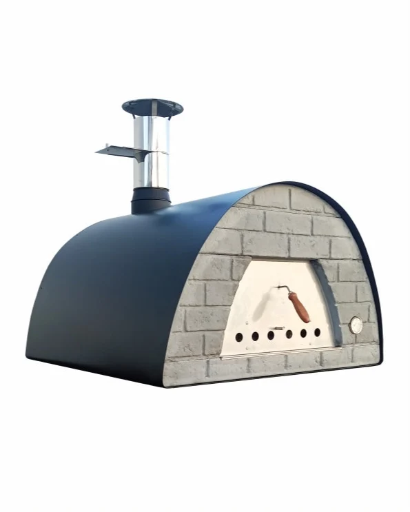 Schwarzer Maximus Prime Holzbackofen mit sichtbarer linker Seitenfläche, Steinfront, Ofentür, Thermometer und Edelstahlkamin.