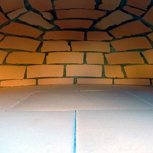 Innenraum des Holzbackofens Terminillo AL 110 mit Schamotteboden und gemauerter Kuppel