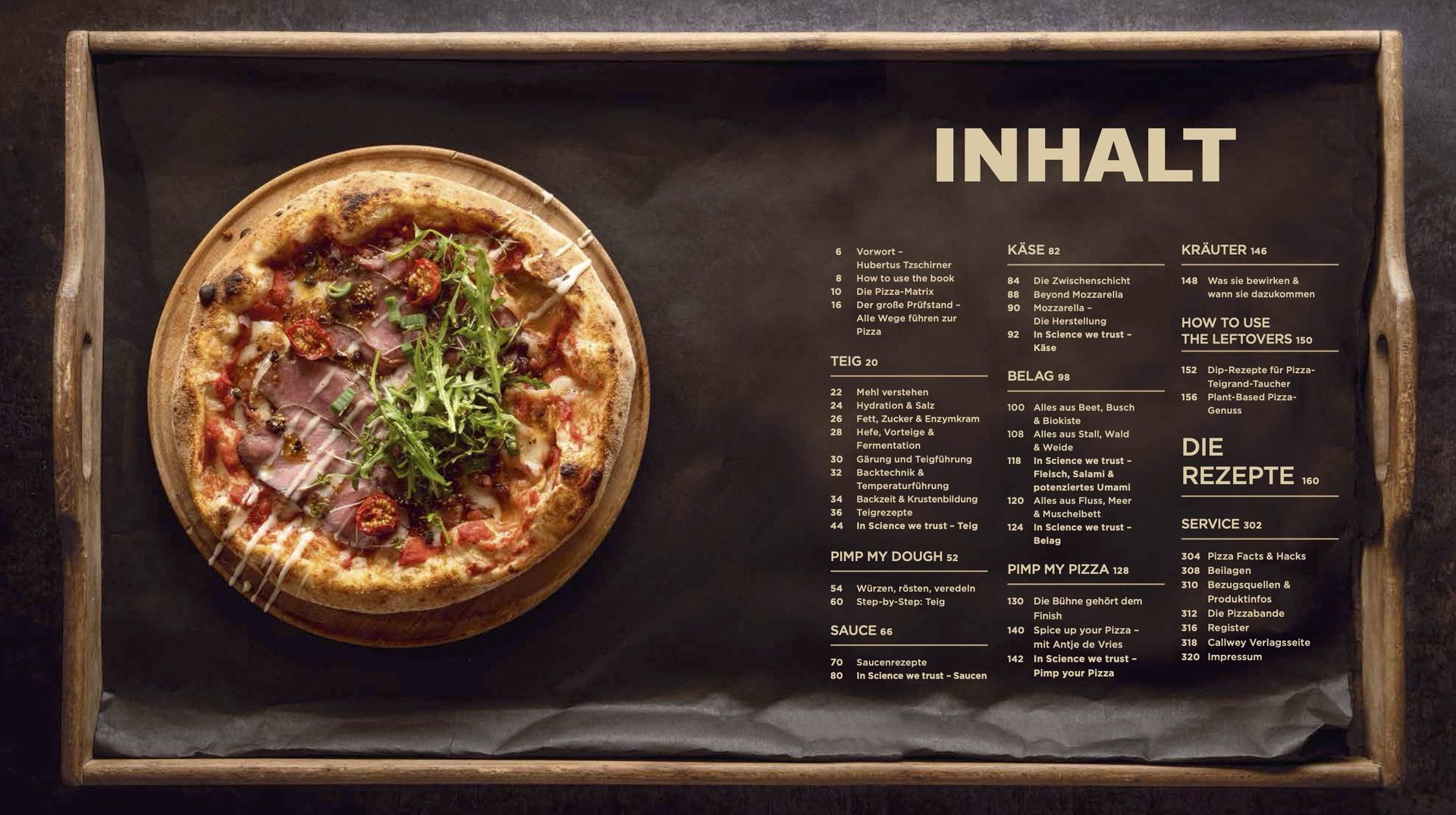 Aufgeschlagenes Pizza-Kochbuch „In Pizza We Crust“ mit Inhaltsverzeichnis und einer fertig gebackenen Pizza