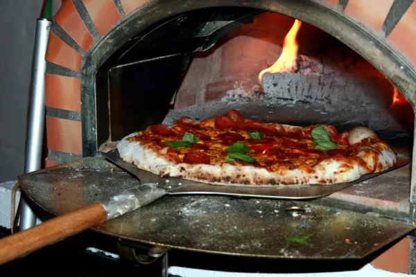 herrlich duftende Pizza aus dem Steinbackofen