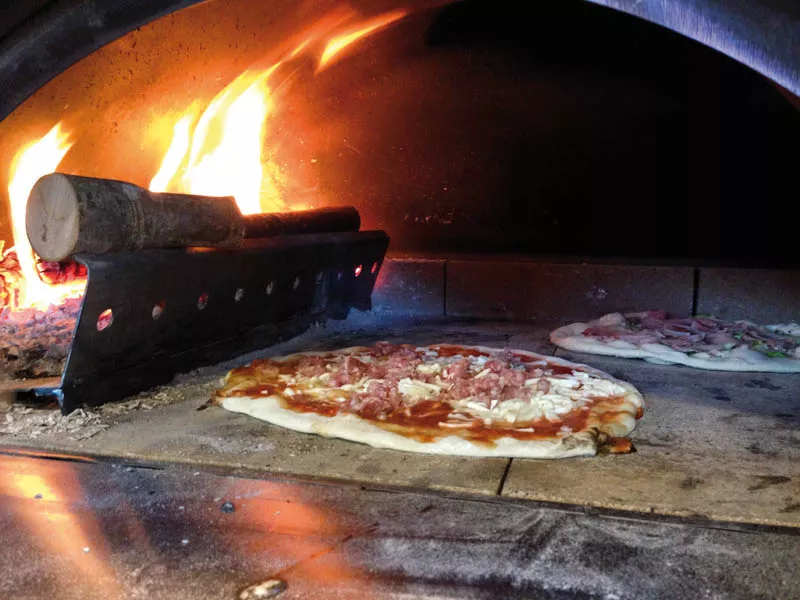 Pizza backen im Holzbackofen Family