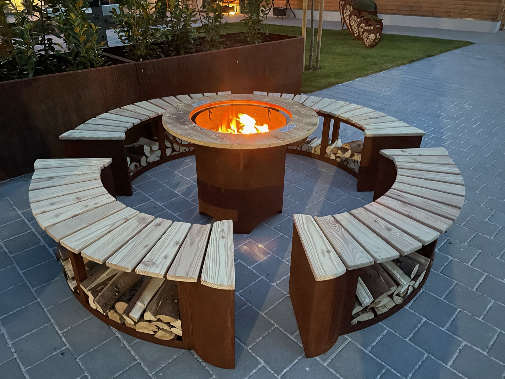 Grill-Feuerstelle Freiburg aus Edelrost als Feuerstelle und Treffpunkt auf der Terrasse