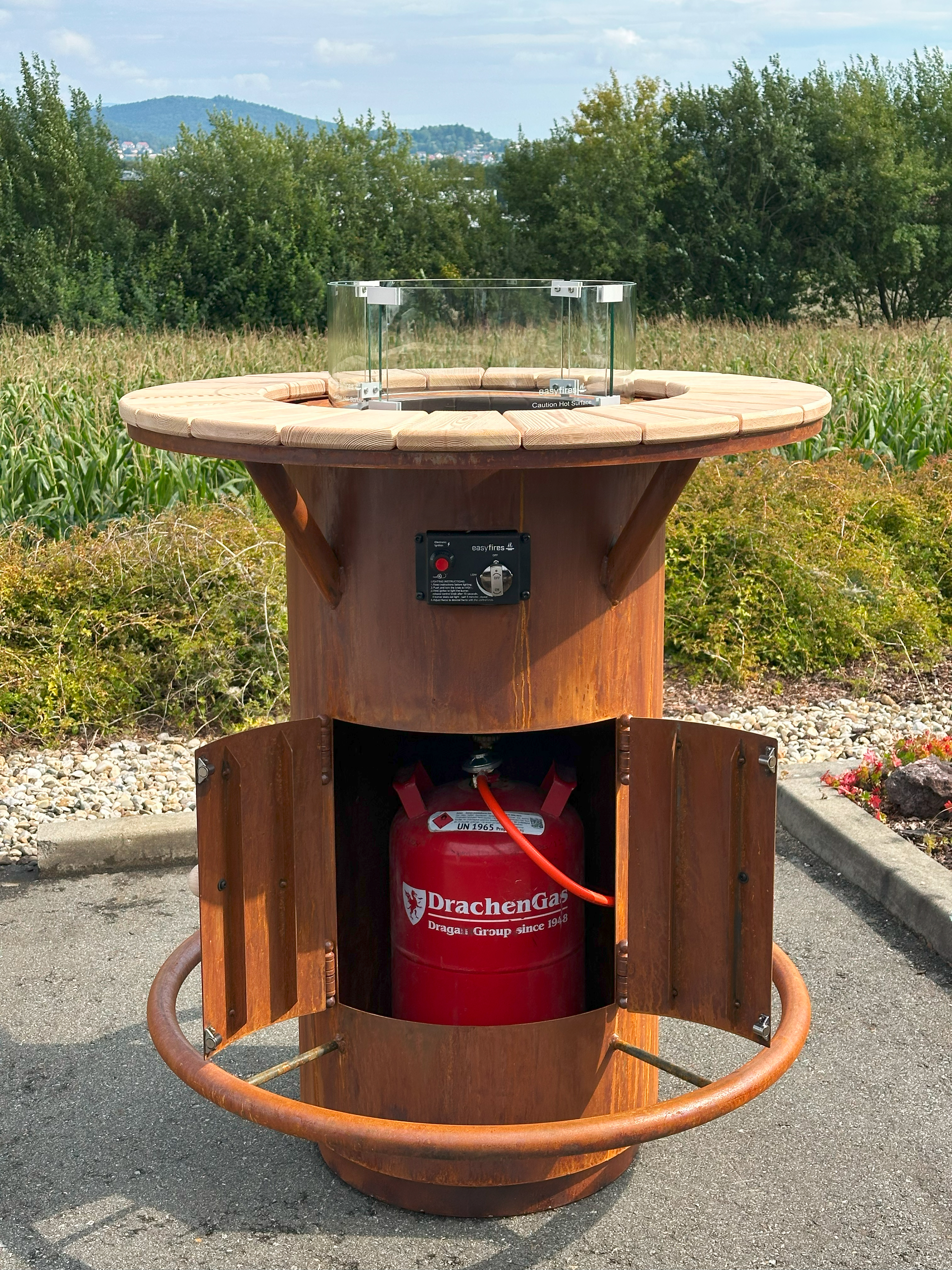 Stehtischofen Ambiente Gasfeuer mit geöffneter Tür und eingesetzter Gasflasche