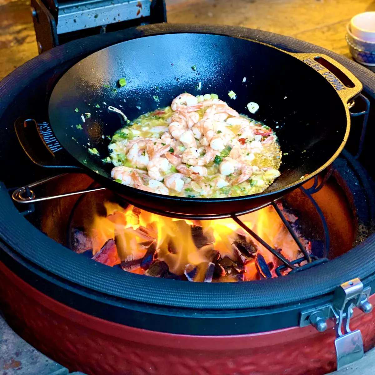gusseiserne WOK-Pfanne auf Grill