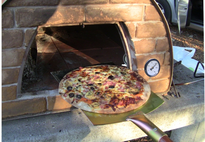 Pizza aus dem Holzbackofen Maximus