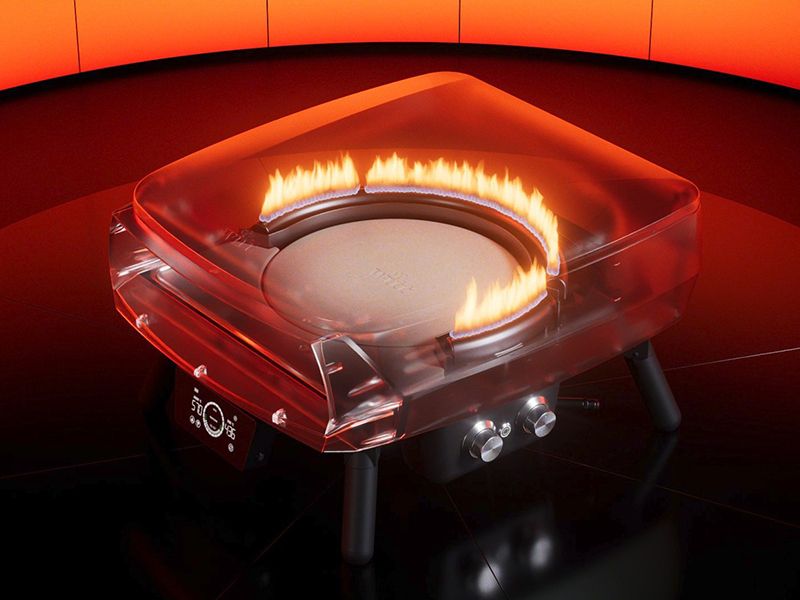 Nahaufnahme des Backraums mit sichtbarer Gasflamme am Rand des rotierenden Pizzasteins.