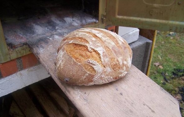 Brot-aus-dem-SteinbackofenfRXj6DzjqmSb6