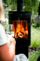Firetime outdoor-Kaminofen Zoe mit Feuer Firetime outdoor-Kaminofen Zoe mit Feuer